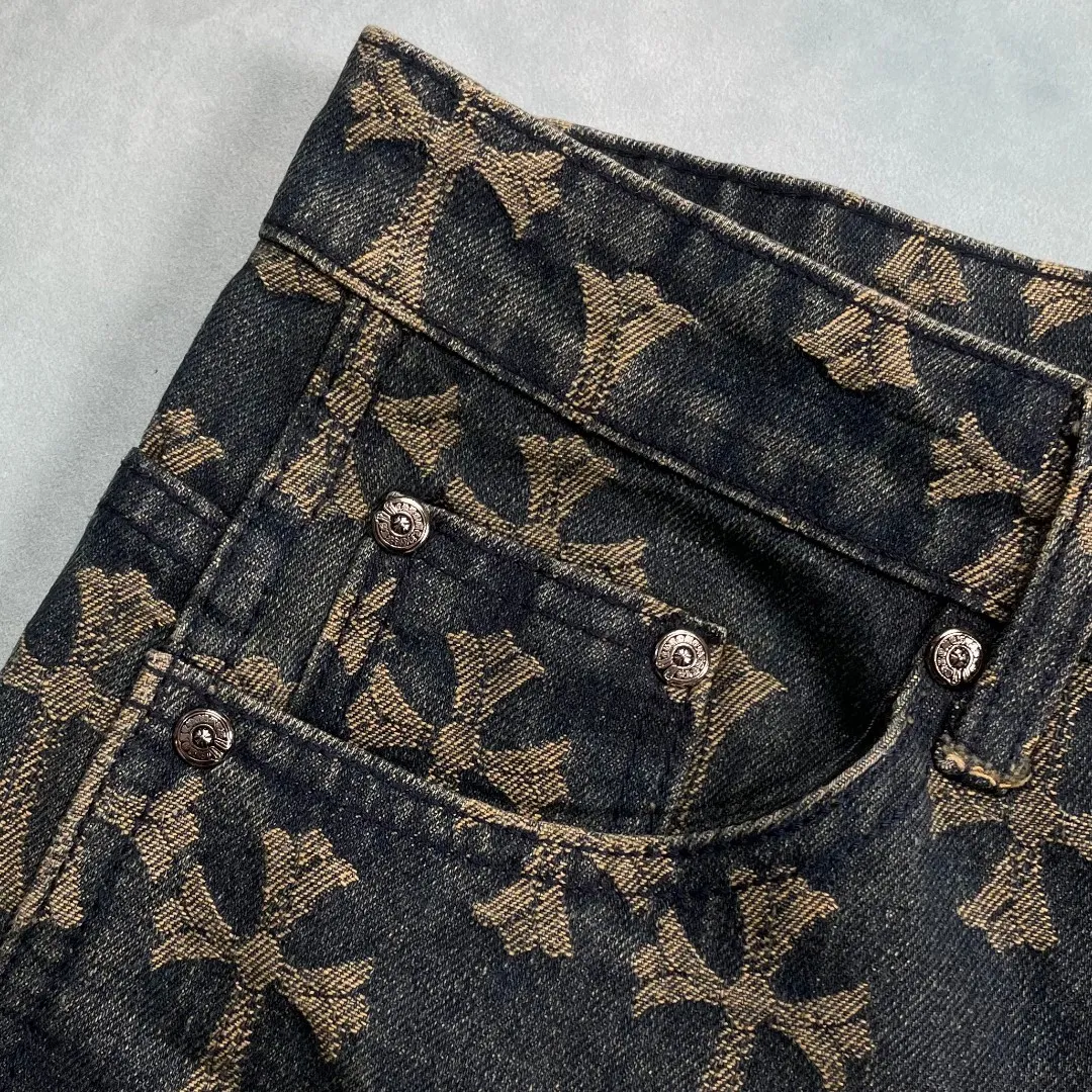 🅿️250 🔘Style No.-KL311 🔘Cro Heart𝐂𝐡𝐫𝐨𝐦𝐞 𝐇𝐞𝐚𝐫𝐭 CH All-over Printed Jacquard Bootcut Jeans* This new 2024 autumn cross-printed jeans continues the unique style of Croix Heart. The iconic cross is printed all over the design, which is eye-catching and unique, highlighting the brand's genes. Made of 100% denim cotton fabric with heavy thread count, it is stiff and stylish, maintaining a tough appearance while being soft and skin-friendly, breathable and comfortable, suitable for daily wear. The silver buckle design on the lapel adds a refined texture, and the custom hardware details are exquisite to enhance the overall style. The dark yellow cross logo is all over the body of the pants, which is generous and individual without being too exaggerated. Designed in the same style for couples, both men and women can easily wear it. Complete with three standards, it is different from the ordinary version, and the quality is guaranteed. Whether it is paired with a simple T-shirt to create a casual style, or combined with a personalized top to show a trendy feel, it can be perfectly adapted.  Size: S M L XL XXL (28.30.32.34.36) Color: Blue
